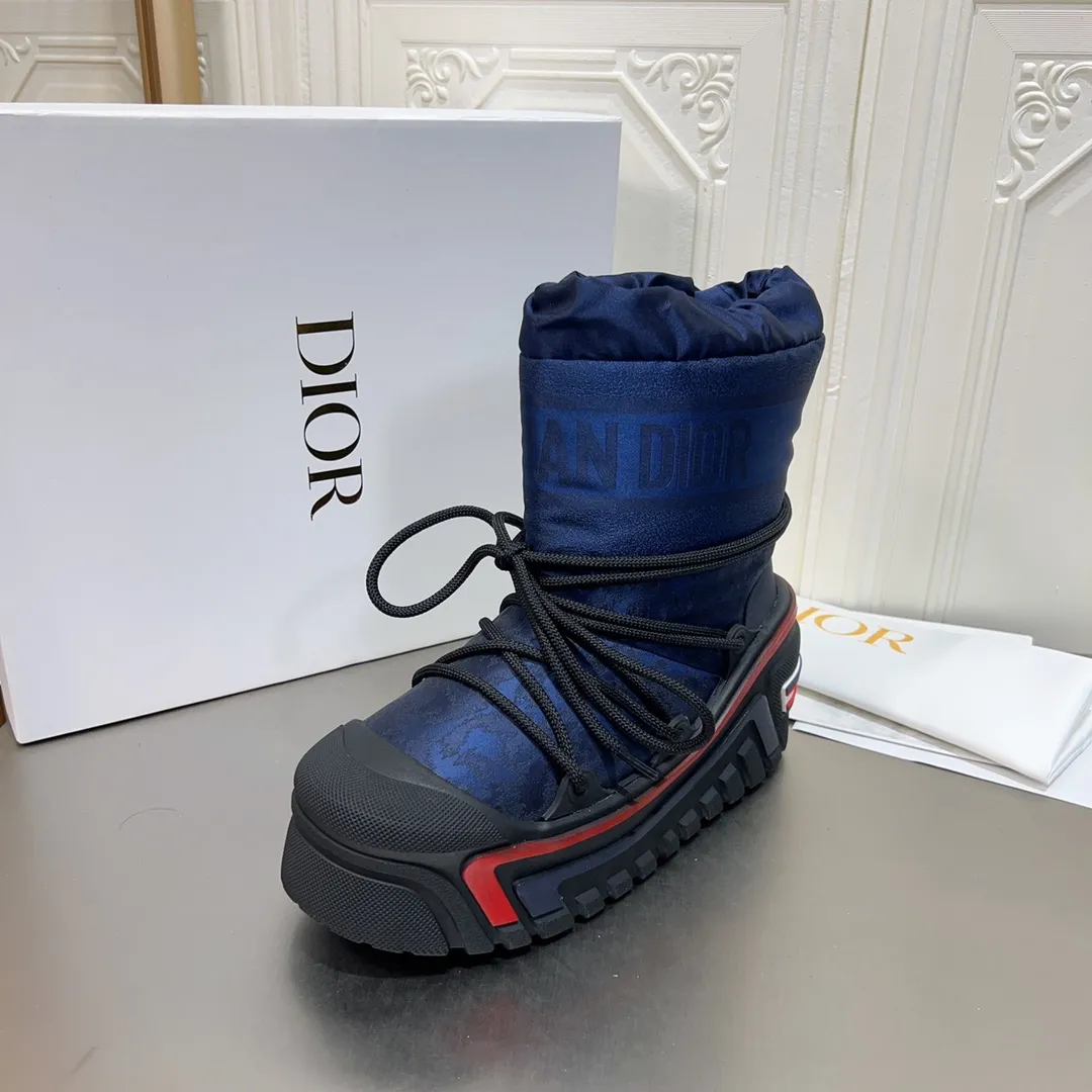 Men's shoes p600! The highest version on the market, Dior Dior's king style snow boots, ski boots, fat and cute, so cute →_→ from the DiorAlps limited series, unique. Shiny nylon Oblique print upper with criss-cross straps for an ideal fit. The technical fabric of the boot shaft, short-cut version, can be worn in the city or in the mountains. It makes the calf slimmer and taller, warm and concave. The boot shaft and sole are made of original waterproof padded lining. The embroidered fabric is original star ⭐ rubber non-slip thick sole and multi-module combination outsole. The size is 35-40. 41Customized